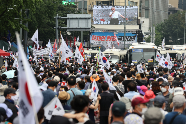 지난해 8월 15일 오후 서울 세종대로에서 사랑제일교회·자유연대 등 정부와 여당 규탄 집회 참가자들이 길을 가득 메우고 있다. 자료사진. 연합뉴스