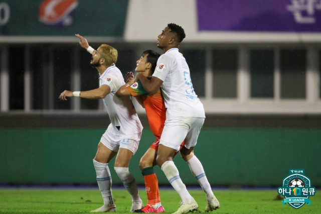 22일 강릉종합운동장에서 열린 대구FC와 강원FC의 경기에서 대구의 세징야와 에드가가 공중볼을 노리고 있다. 대구FC 제공.