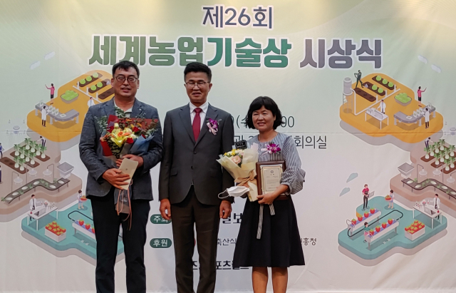 추경희 소백산아래 대표(오른쪽 첫 번째)가 우수상을 수상했다. 영주시 제공