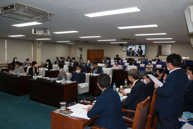 영주시의회가 247회 임시회를 열고 있다. 이번 임시회에서 영주첨단베어링 국가산업단지조성사업의 재정동의안이 통과됐다. 영주시의회 제공