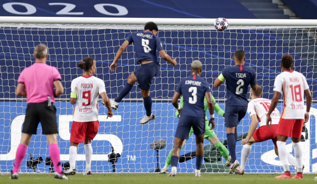 파리 생제르맹(PSG)의 마르키뇨스(가운데)가 18일(현지시간) 포르투갈 리스본의 이스타디오 다 루스에서 열린 라이프치히와의 2019-2020시즌 유럽축구연맹(UEFA) 챔피언스리그(UCL) 준결승에서 선제골을 넣고 있다. PSG가 3-0으로 이겼다. 연합뉴스