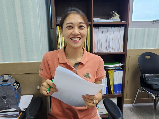 21일 대구 국제남구발달장애인활동센터에서 만난 사회복지사 김명미 씨가 업무방침에 대해 설명하고 있다. tong@imaeil.com