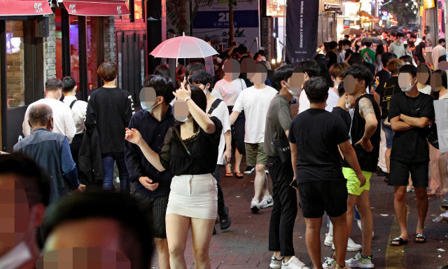 사회적 거리두기 2단계 조치가 시행된 지난 8월 23일 새벽 대구 중구 번화가 술집 골목이 사람들로 북적이고 있다. 김영진 기자 kyjmaeil@imaeil.com