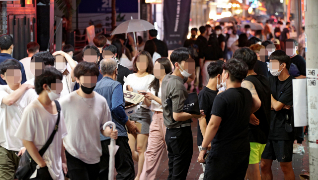 최근 사회적 거리두기 2단계 조치가 시행된 이후에서 사람들로 북적이는 대구 중구 번화가의 모습. 매일신문 DB
