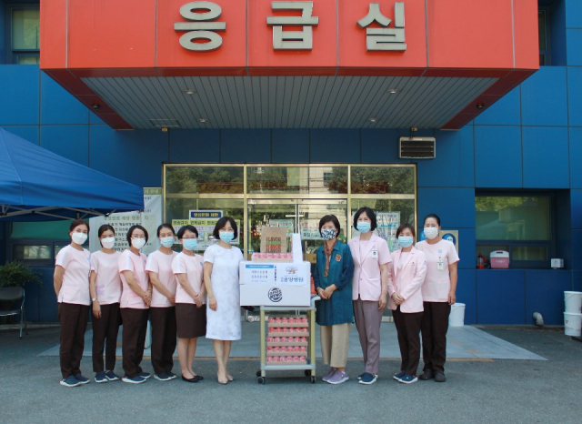 대한간호협회 경북간호사회 정태련 경산시회장 등이 경산중앙병원를 찾아 의료진들에게 간식 등을 전달하고 있다. 대한간호협회 경북간호사회 제공