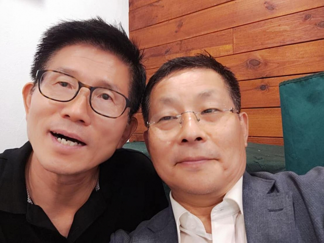 광복절 일부 보수단체가 주도한 광화문 집회에 참석했던 차명진 전 의원이 19일 코로나19(신종 코로나바이러스 감염증) 확진 판정을 받았다. 차 전 의원은 국내 유명 정치인이 코로나19에 감염된 첫 사례로, 국회 안팎에선 이번 사태의 여파를 가늠할 수 없다는 불안감이 확산하고 있다. 사진은 차 전 의원이 광복절 광화문 집회에 참석한 김문수 전 지사와 얼굴을 밀착한 채 찍은