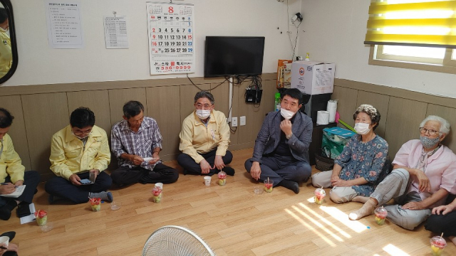 강성조(오른쪽 네 번째) 경북도 행정부지사가 21일 도내 무더위쉼터 현장을 둘러보며 폭염·코로나19 대비 실태를 점검했다. 경북도 제공