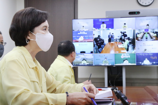 코로나19가 재유행, 수능시험을 연기해야 하는 것 아니냐는 얘기까지 나오고 있다. 하지만 수능시험 추가 연기는 없다는 게 현재 교육부의 입장이다. 유은혜 사회부총리 겸 교육부 장관이 19일 사회적 거리 두기 2단계 격상으로 따른 후속 조치를 논의하기 위해 전국 시·도교육감들과 화상회의를 하는 모습. 연합뉴스
