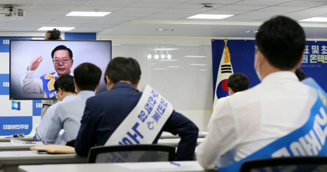 지난 22일 서울 여의도 더불어민주당 중앙당사에서 열린 당대표 및 최고위원 후보 수도권 온택트 합동연설회에서 김부겸 당대표 후보가 영상연설을 하고 있다. 이날 당대표 후보들인 김부겸, 박주민 후보는 코로나19 상황으로 자가격리 중인 이낙연 후보와의 형평성을 위해 모두 영상 연설로 대처했다. 연합뉴스