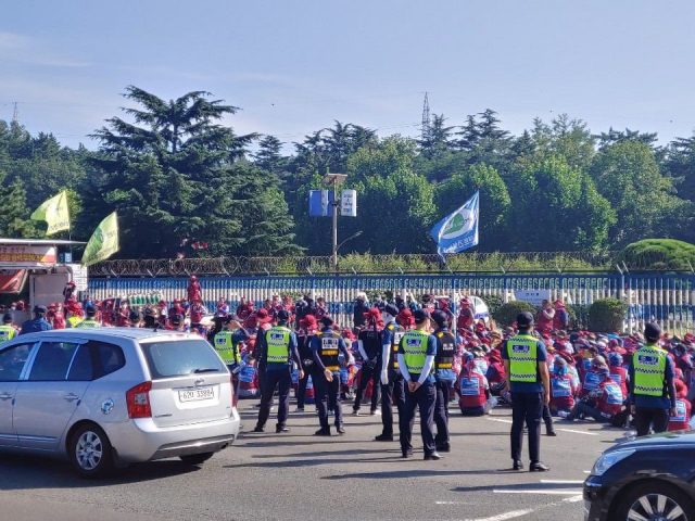 지난 8월 19일 오후 포항제철소 1문 철제문을 전국플랜트건설노조 포항지부 조합원들이 용접봉으로 뚫고 있다. 독자 제공.