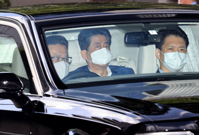 건강 이상설이 나돌고 있는 아베 신조(安倍晋三) 일본 총리가 24일 오전 승용차편으로 도쿄 게이오(慶應) 대학 병원에 도착하고 있다. 아베 총리는 지난 17일 같은 병원에 7시간 반 동안 머물며 건강검진을 받은 바 있다. [지지 통신 제공] 연합뉴스