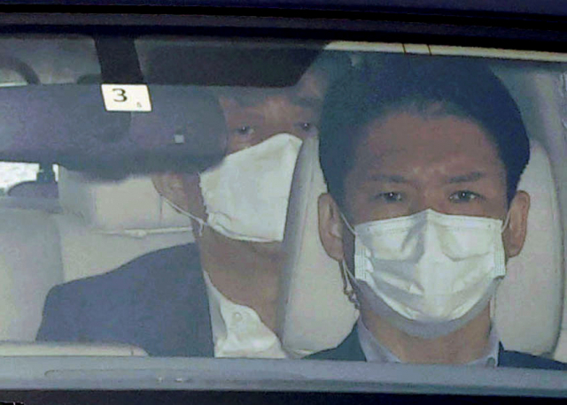 건강 이상설이 나돌고 있는 아베 신조(安倍晋三) 일본 총리가 24일 오전 승용차 편으로 도쿄 게이오(慶應) 대학 병원에 도착하고 있다. 2012년 12월 2차 집권에 성공한 아베 총리는 이날 연속 재임일수 2천799일을 달성해 사토 에이사쿠(佐藤榮作·1901∼1975) 전 총리의 기존 최장 기록(2천798일)을 넘어섰다. [교도 통신 제공] 연합뉴스