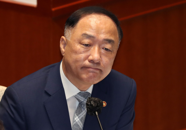 홍남기 경제부총리가 24일 국회 예산결산특별위원회 전체회의에서 질의를 듣고 있다. 연합뉴스