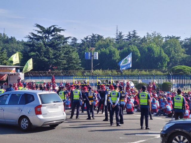 지난 19일 오후 포항제철소 1문 철제 문 일부(사진 점선 부분)가 전국플랜트건설노조 포항지부 조합원들에 의해 뚫렸다. 독자 제공.