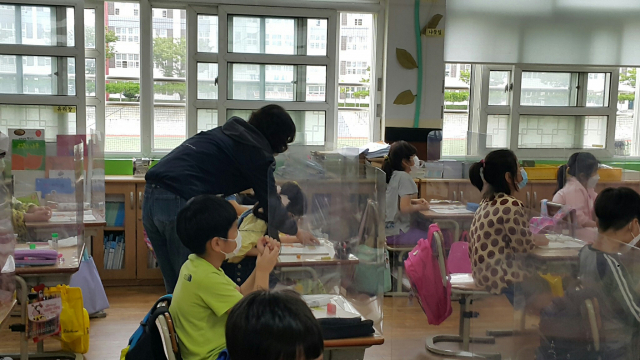 대구시교육청이 초·중학교 165곳을 대상으로 1수업 2교사제를 운영 중이다. 코로나19 확산으로 인한 학력 결손을 막는 데도 도움이 될 것이라는 게 시교육청의 설명이다. 남대구초교의 1수업 2교사제 운영 모습. 대구시교육청 제공