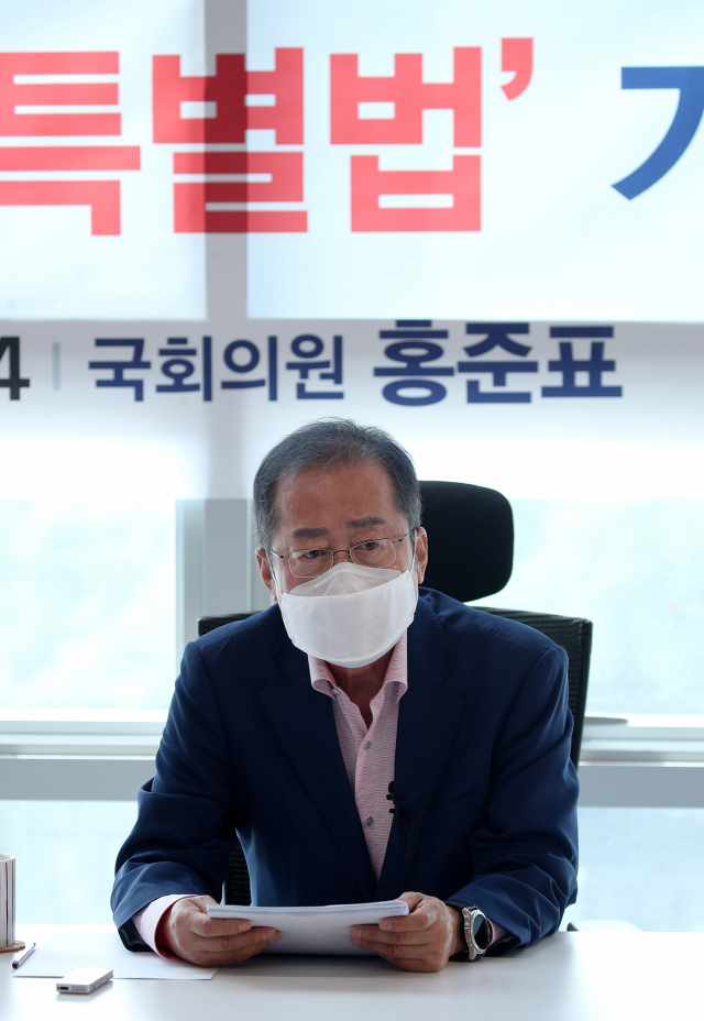 홍준표 무소속 국회의원(대구 수성을)이 24일 대구 수성구 자신의 지역사무실에서