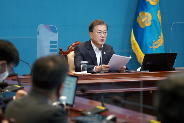 문재인 대통령이 24일 오후 청와대에서 수석·보좌관 회의를 주재하고 있다. 신종 코로나바이러스 감염증 2차 대유행 우려가 커지면서 이날 회의에는 평소보다 적은 참석자들이 유리 칸막이를 사이에 두고 떨어져 앉아 회의를 했다. 연합뉴스