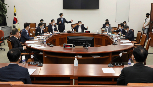 전해철 국회 정보위원장과 위원들이 24일 국회 정보위원회에서 서호 통일부 차관, 정병선 과기부 1차관이 참석한 가운데 전체회의를 열고 있다. 연합뉴스