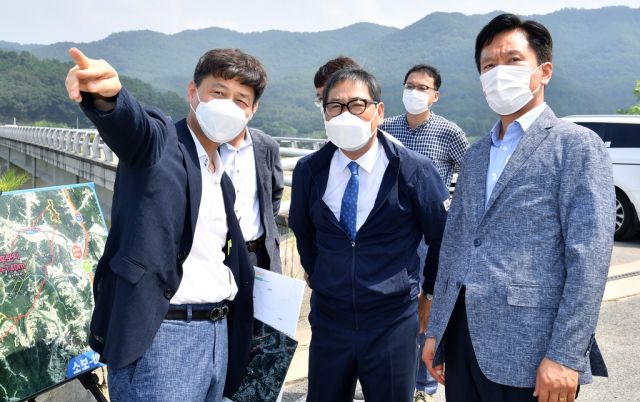하대성 경상북도 신임 경제부지사(가운데)가 대구경북 통합신공항 이전지에서 현안을 점검하고 있다. 경북도 제공