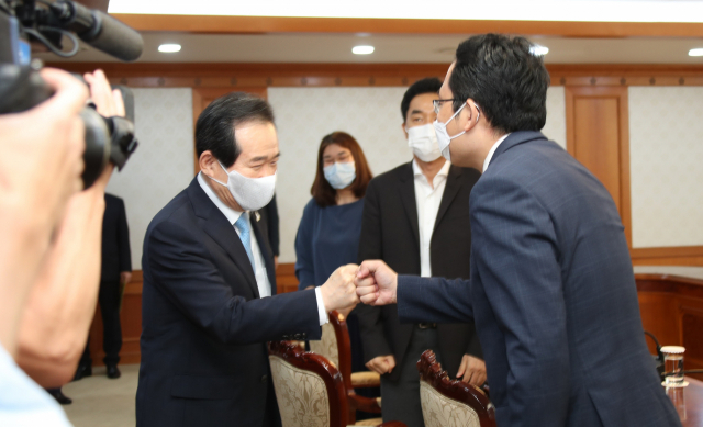 정세균 국무총리와 최대집 의협회장이 24일 정부서울청사에서 면담 전 주먹인사를 하고 있다. 연합뉴스