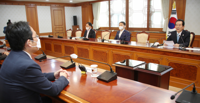 정세균 국무총리가 24일 정부서울청사에서 대한의사협회 회장단과 면담하고 있다. 연합뉴스
