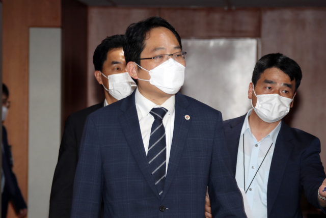 최대집 대한의사협회 회장이 24일 정부서울청사에서 정세균 국무총리와 면담을 위해 들어서고 있다. 연합뉴스