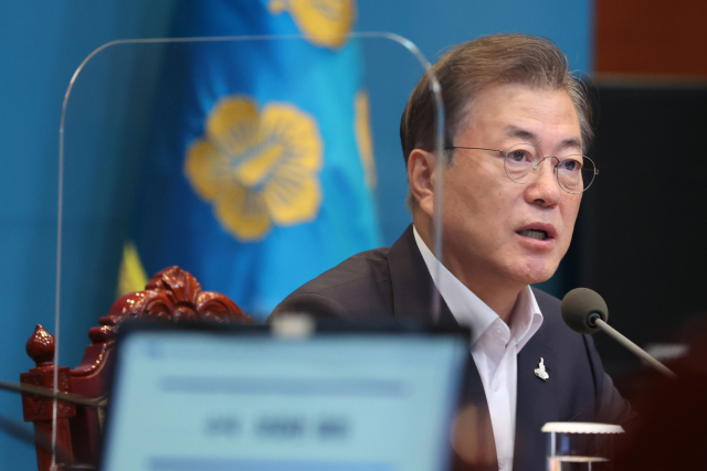 문재인 대통령이 24일 오후 청와대에서 수석·보좌관 회의를 주재하고 있다. 연합뉴스