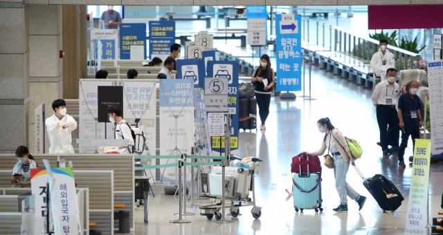 지난 11일 오후 인천국제공항에서 입국객들이 공항 건물을 나서고 있다. 연합뉴스