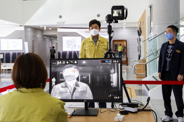 경북도의회 청사 1층에 설치된 열화상 카메라 앞에 박용선 도의원이 서서 이상 유무를 확인하고 있다. 경북도의회 제공