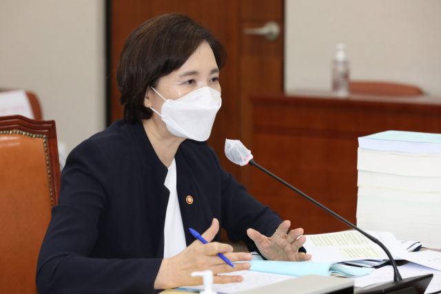 유은혜 교육부 장관이 25일 국회 교육위원회 전체회의에서 답변하고 있다. 연합뉴스