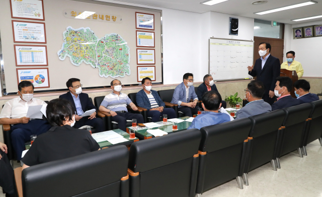 김주수 경북 의성군수가 의성군의회 의원들에게 통합신공항 공동 합의문에 대해 설명하고 있다. 의성군 제공
