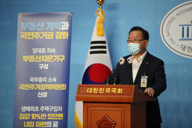 더불어민주당 김부겸 당 대표 후보가 25일 오전 서울 여의도 소통관에서 김부겸의 3가지 약속 