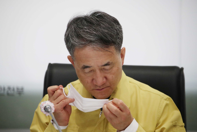 박능후 중앙재난안전대책본부 1차장(보건복지부 장관)이 25일 오전 정부서울청사 재난상황실에서 열린 신종 코로나바이러스 감염증(코로나19) 대응 중앙재난안전대책본부 화상회의에 참석해 마스크를 벗고 있다. 연합뉴스