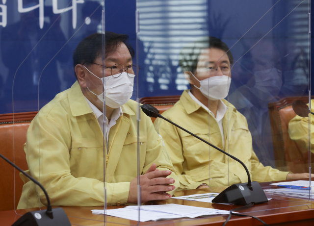 더불어민주당 김태년 원내대표가 25일 오전 서울 여의도 국회에서 열린 원내대책회의에서 발언하고 있다. 연합뉴스