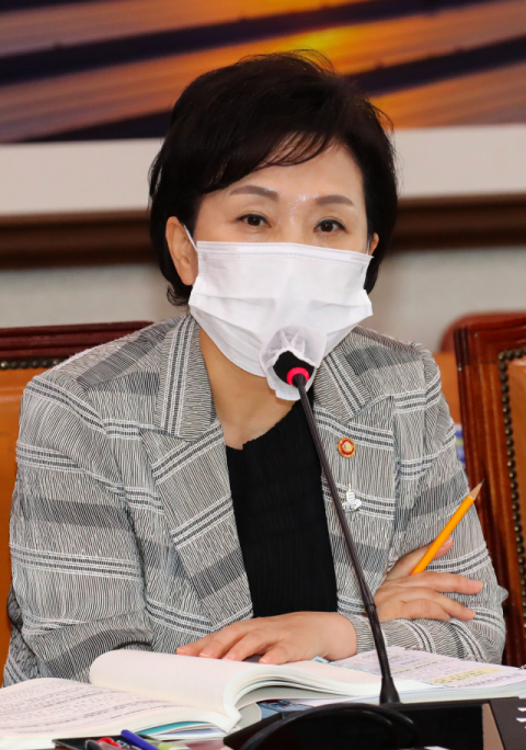 김현미 국토교통부장관이 25일 오전 국회에서 열린 국토교통위원회 전체회의에서 의원질의에 답변하고 있다. 연합뉴스
