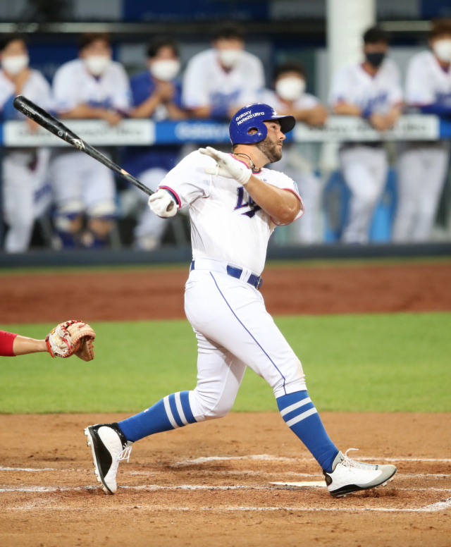 삼성라이온즈 다니엘 팔카가 25일 대구삼성라이온즈파크에서 열린 삼성-LG트윈스전에서 KBO 첫 홈런을 때려내고 있다. 삼성라이온즈 제공