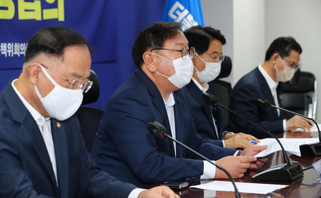 더불어민주당 김태년 원내대표(왼쪽 두번째)가 26일 오전 서울 여의도 국회 의원회관에서 열린 2021년 예산안 편성 당정협의에서 발언하고 있다. 왼쪽은 홍남기 경제부총리. 연합뉴스