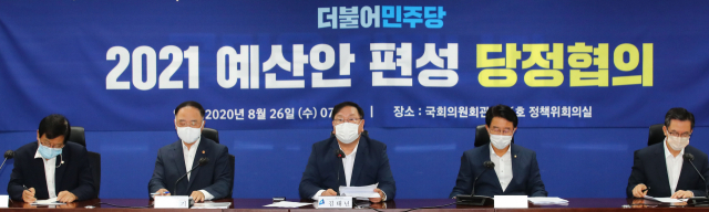 더불어민주당 김태년 원내대표가 26일 오전 서울 여의도 국회 의원회관에서 열린 2021년 예산안 편성 당정협의에서 발언하고 있다. 왼쪽 부터 윤후덕 국회 기재위원장, 홍남기 경제부총리, 김태년, 조정식 정책위의장, 정성호 예결위원장. 연합뉴스