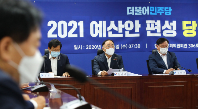 홍남기 경제부총리가 26일 오전 서울 여의도 국회 의원회관에서 열린 2021년 예산안 편성 당정협의에서 발언하고 있다. 연합뉴스