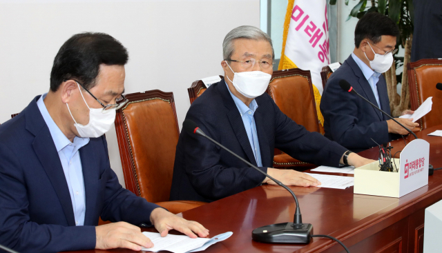 미래통합당 김종인 비상대책위원장이 지난 23일 국회에서 열린 코로나19관련 긴급대책회의에서 발언하고있다. 왼쪽부터 주호영 원내대표, 김종인, 신상진 당 코로나19 대책 특위원장. 연합뉴스