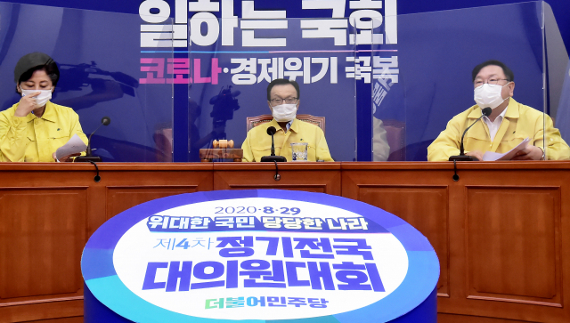 더불어민주당 김태년 원내대표가 26일 서울 여의도 국회에서 열린 최고위원회의에서 발언하고 있다. 연합뉴스