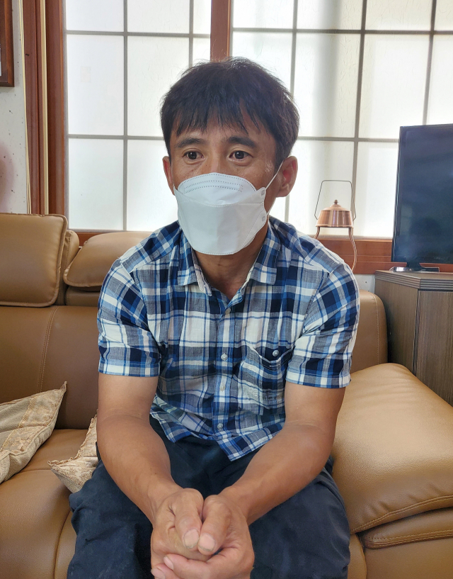 김정환 씨가 부당노동행위를 당했다고 주장하고 있다. 마경대 기자