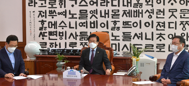 박병석 국회의장이 26일 국회에서 열린 국회의장-교섭단체 원내대표 정례회동에 참석, 발언하고 있다. 왼쪽부터 주호영 미래통합당 원내대표, 박 의장, 김태년 더불어민주당 원내대표. 연합뉴스