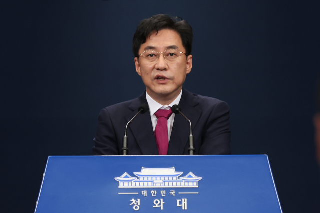 강민석 청와대 대변인이 26일 오후 청와대에서 대한의사협회의 제2차 전국의사총파업 대응 등과 관련한 문재인 대통령의 지시사항에 대해 브리핑을 하고 있다. 연합뉴스