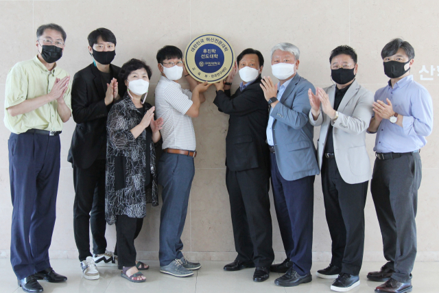 정창주(왼쪽 다섯 번째) 구미대 총장을 비롯한 대학 관계자들이 후진학사업단 출범식을 하고 있다. 구미대 제공