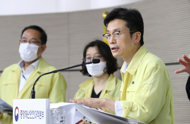 김헌주 보건복지부 보건의료정책관이 26일 오전 세종시 정부세종청사에서 열린 코로나19 대응 정례 브리핑을 마친 뒤 이어진 의사단체 집단휴진 등에 대한 정부 대응책에 대한 취재진의 질문에 답변하고 있다. 연합뉴스