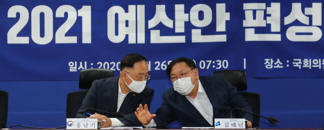 더불어민주당 김태년 원내대표(오른쪽)와 홍남기 경제부총리가 지난달 26일 오전 서울 여의도 국회 의원회관에서 열린 2021년 예산안 편성 당정협의에서 논의하고 있다. 연합뉴스