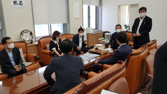26일 오전 국회 미래통합당 원내대표실에서 주호영, 양금희, 강대식, 류성걸 의원이 안일환 기획재정부 2차관(오른쪽)을 만나 도시철도 엑스코선 사업 추진 필요성을 호소하고 있다. 김병훈 기자