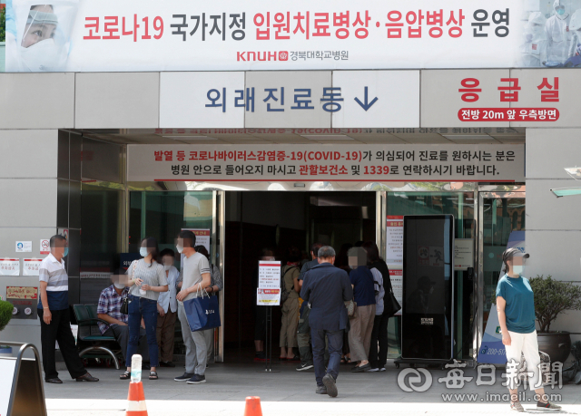 지난 26일 오전 대구 중구 경북대병원 외래진료동으로 시민들이 출입하고 있다. 대한의사협회가 2차 총파업에 들어간 이날 경북대병원 전공의 194명 가운데 167명이 휴가를 내면서 하루 45차례 진행되던 수술이 11건으로 줄었다. 우태욱 기자 woo@imaeil.com
