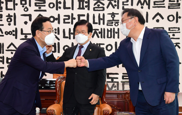 26일 국회 의장실에서 박병석 국회의장(가운데)과 주호영 미래통합당 원내대표(왼쪽), 김태년 더불어민주당 원내대표가 정례회동을 하기에 앞서 주먹을 맞대며 인사를 나누고 있다. 연합뉴스